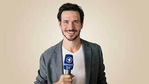 Felix Neureuther hat das Mikro fest im Griff