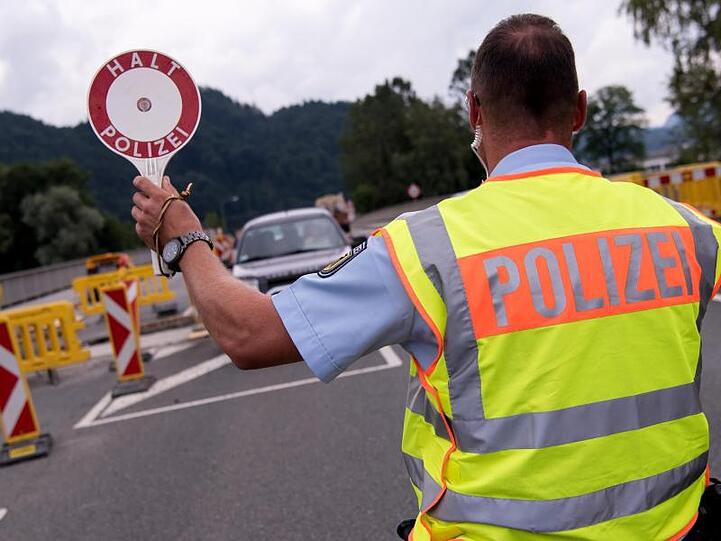 Polizisten kontrollieren an einer mobilen Kontrollstelle kurz hinter der Grenze Fahrzeuge, die aus Österreich nach Deutschland kommen.