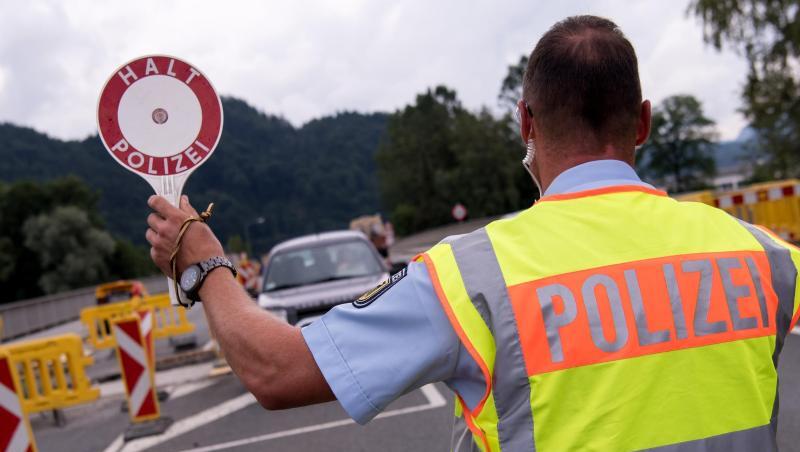 Polizisten kontrollieren an einer mobilen Kontrollstelle kurz hinter der Grenze Fahrzeuge, die aus Österreich nach Deutschland kommen.