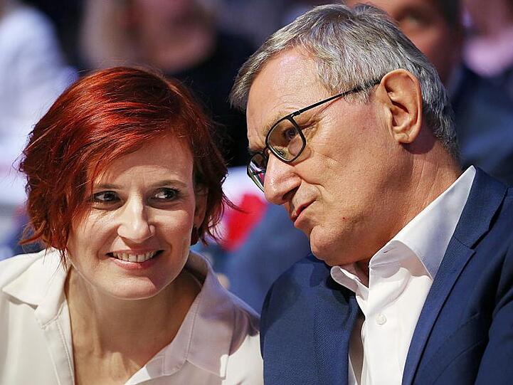 Katja Kipping und Bernd Riexinger sitzen im Plenum. Bis Sonntag beraten 580 Delegierte über das Programm für die Europawahl.