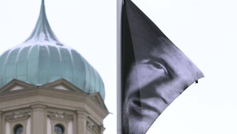 Eine Fahne wirbt vor dem Rathaus in Augsburg mit dem Portrait Bertolt Brechts für das Brechtfestival 2013. Foto: Karl-Josef Hildenbrand/dpa/Archivbild