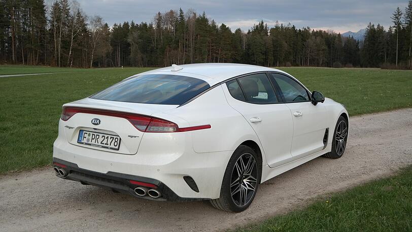Das Einstiegen in den tiefliegenden Gran Turismo ist gerade hinten etwas mühsam.