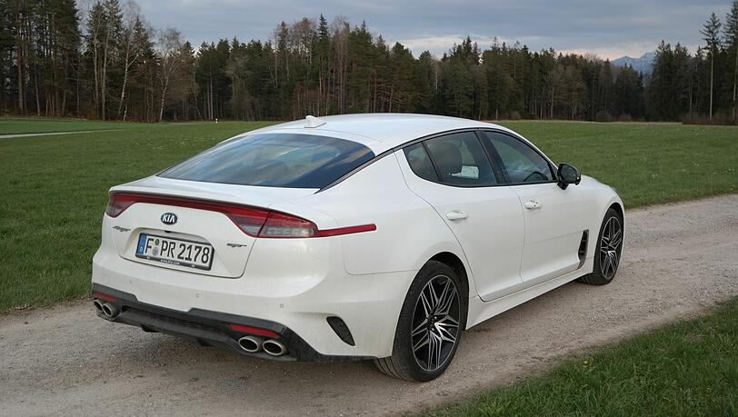 Das Einstiegen in den tiefliegenden Gran Turismo ist gerade hinten etwas mühsam. Das Einstiegen in den tiefliegenden Gran Turismo ist gerade hinten etwas mühsam.