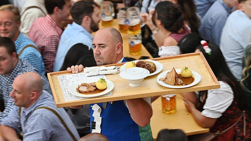 Wer sich auf der Wiesn etwas zu essen bestellt, sollte größere Scheine im Geldbeutel haben. Die AZ zeigt, wie viel die Wiesn 2023 kostet.