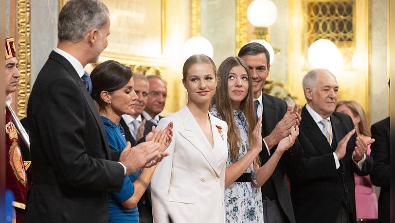 Leonor von Spanien hat an ihrem 18. Geburtstag den Eid auf die Verfassung geleistet.
