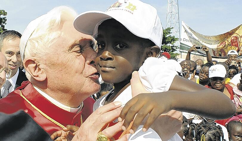 Schwarz trifft weiß, Jung trifft alt: Auf dem afrikanischen Kontinent ist die Welt für den deutschen Papst noch in Ordnung.Foto: Reuters