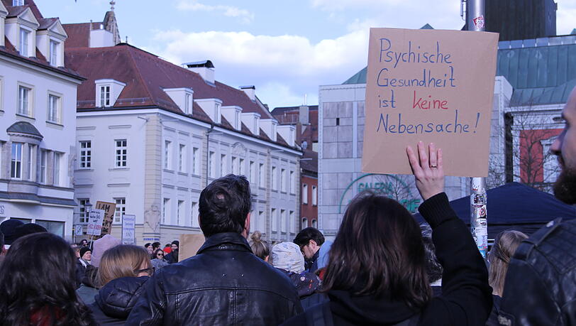 Bundesweit demonstrieren derzeit Menschen gegen Honorark&uuml;rzungen. In Regensburg versammelten sich vor Kurzem Psychotherapeuten und Betroffene und machten auf die entstehenden Probleme aufmerksam. Auch in M&uuml;nchen wurde protestiert.