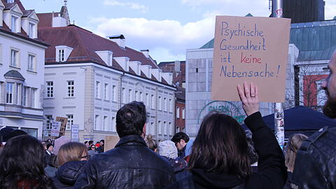 Bundesweit demonstrieren derzeit Menschen gegen Honorark&uuml;rzungen. In Regensburg versammelten sich vor Kurzem Psychotherapeuten und Betroffene und machten auf die entstehenden Probleme aufmerksam. Auch in M&uuml;nchen wurde protestiert.