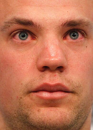 Manuel Neuer mit feuchten Augen bei der Pressekonferenz