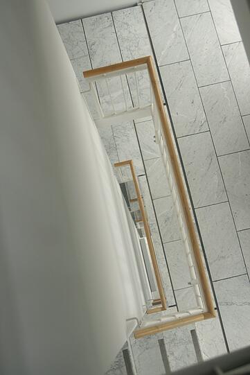 Von diesem Treppengeländer war die Leiche zu sehen.