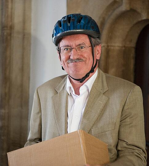Ude ist ganz vorbildlich mit Helm unterwegs.