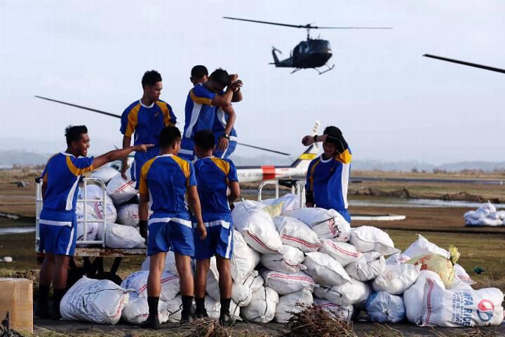 Die Philippinische Air Force sammelt Hilfsgüter aus der ganzen Welt, die Helfer sind froh um alles, was den Menschen dort helfen könnte.