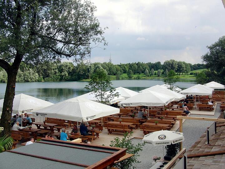 Urban: Der Lerchenauer
Beschreibung: Beim Kiesabbau in den dreißiger Jahren entstand der Lerchenauer See, umgeben ist er von der Hochhauskulisse im Münchner Norden. Vor drei Jahren ist der See für viele Besucher um einiges attraktiver geworden: Ein Seebiergarten mit Terrasse direkt über der Wasseroberfläche bereichert seitdem den Badeort und zieht mehr Gäste an. Die Sonnenhungrigen verteilen sich auf den Liegewiesen ringsum den See, es gibt öffentliche Grillplätze und kleine Kinder sind auf dem Spielplatz gut aufgehoben. 

Charakteristik: Glänzt durch die perfekte öffentliche Anbindung ans Zentrum. Der Mix aus Urbanität und Natur macht den Charme aus.

Erreichbarkeit: Öffentlich: S1 Moosach, der Metrobus 60 hält direkt am Ufer. 
Mit dem Auto: Dachauer Straße stadtauswärts bis Westfriedhof, dann Hanauerstraße in Richtung Siedlung Lerchenauer See.

Verpflegung: Selbstversorger grillen gern, der See-Biergarten Lerchenau der Familie Able deckt das komplette kulinarische Universum &bdquo;Biergarten-Speisen&ldquo; ab.

Wasserqualität: mittel