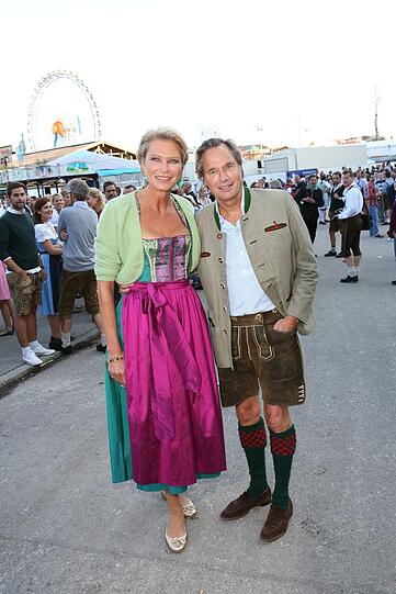 Gräfin Stephanie Bruges von Pfuel (hier mit Freund Hendrik teNeues) entschied sich für ein farbenfrohes Dirndl.