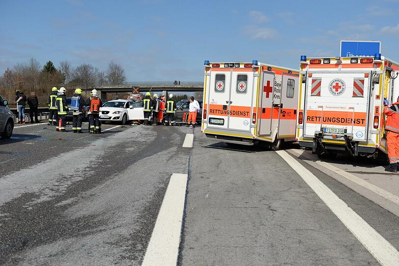 Am Freitag kam es auf der A8 zu einem folgen schweren Unfall eines Porsche-Fahrers.