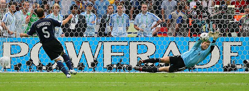 WM-Viertelfinale 2006: Der deutsche Torwart Jens Lehmann pariert den Elfer von Argentiniens Cambiasso (5:3 n.E.).
