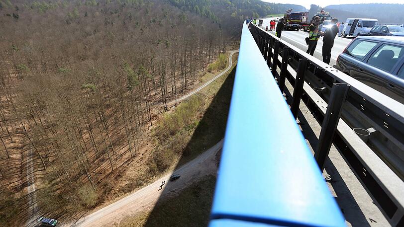 Die Leichen wurden unter der Haseltalbrücke bei der Autobahn A3 bei Bischbrunn entdeckt.