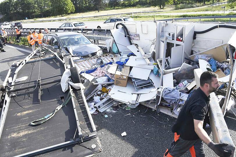Die Bilder vom dramatischen Wohnwagen-Unfall bei Garching.