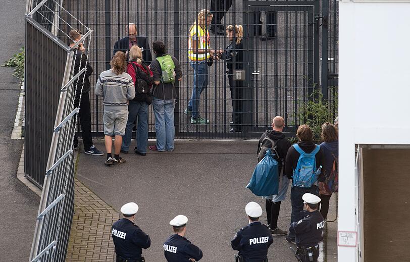 Drei abgewiesene Asylbewerber aus Bayern wurden mit einem Flug aus Düsseldorf abgeschoben. Die Bilder...