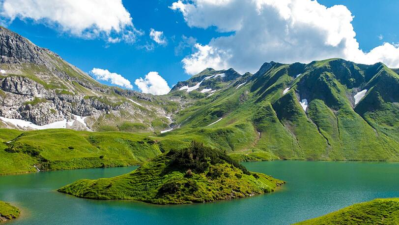 Der Schrecksee liegt versteckt in den Allgäuer Alpen. Er ist der einzige Bergsee mit echter Insel. Zu erreichen ist er nur zu Fuß in einer dreistündigen Wanderung ab Hinterstein.