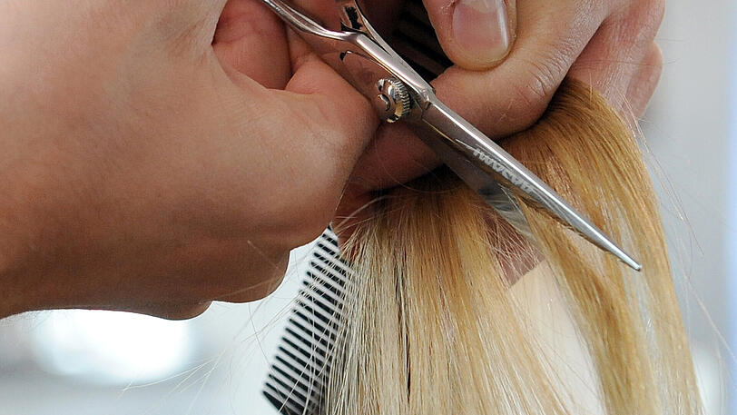 Weil ihre Haare dottergelb waren, verklagte die Kundin ihre Friseurin.