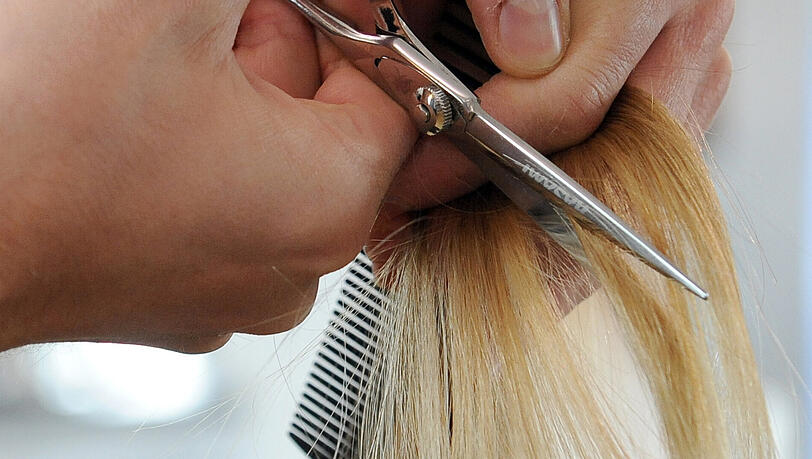 Weil ihre Haare dottergelb waren, verklagte die Kundin ihre Friseurin. Weil ihre Haare dottergelb waren, verklagte die Kundin ihre Friseurin.