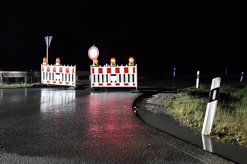 In Ergoldsbach sind nach einem Traktor-Unfall rund 3.000 Liter Pflanzenschutzmittel in einen kleinen Bach geflossen - acht Einsatzkräfte klagten im Anschluss über Beschwerden.
