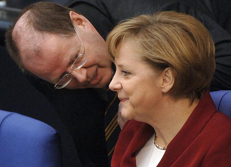 Merkel und Steinbrück bei einer Unterhaltung 2006 im Bundestag