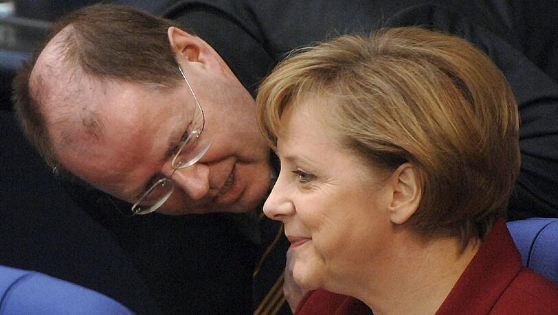 Merkel und Steinbrück bei einer Unterhaltung 2006 im Bundestag Merkel und Steinbrück bei einer Unterhaltung 2006 im Bundestag