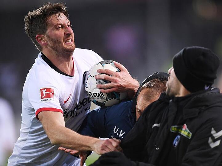 David Abraham (l) sorgte in Freiburg für Aufsehen.