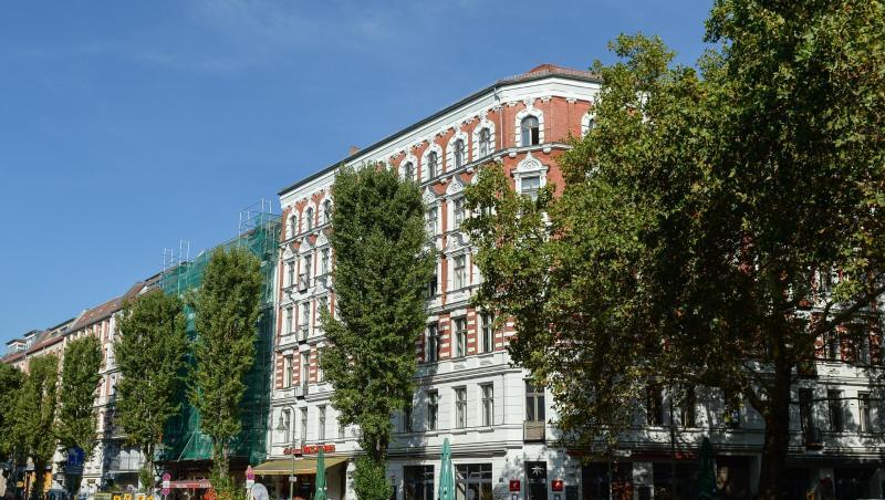 Gesuchtes Altbauviertel für die, die es sich leisten können: Blick auf Wohn- und Geschäftshäuser in der Kollwitzstraße im Berliner Prenzlauer Berg. Gesuchtes Altbauviertel für die, die es sich leisten können: Blick auf Wohn- und Geschäftshäuser in der Kollwitzstraße im Berliner Prenzlauer Berg.