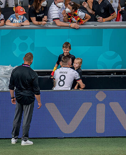 Familienzusammenführung: Kroos mit seinen Kindern. Familienzusammenführung: Kroos mit seinen Kindern.