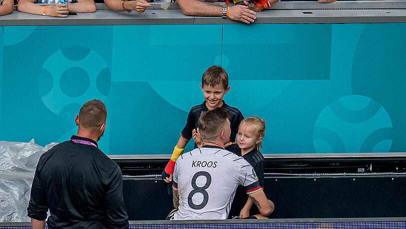 Familienzusammenführung: Kroos mit seinen Kindern. Familienzusammenführung: Kroos mit seinen Kindern.