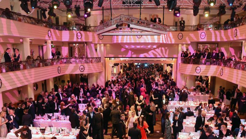 Gäste tanzen beim Deutschen Filmball im Bayerischen Hof.