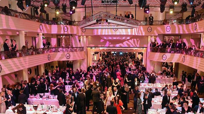 Gäste tanzen beim Deutschen Filmball im Bayerischen Hof.
