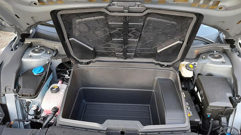 Unter der Motorhaube findet sich noch ein kleines Fach fürs Ladekabel oder den 240-Volt-Adapter.
