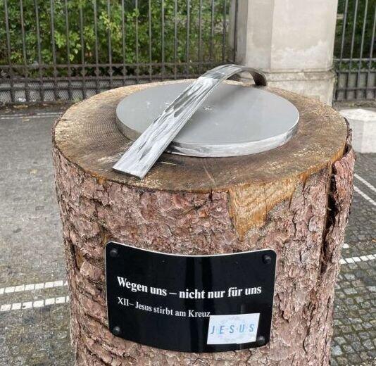Verschwunden, die Skulptur "Jesus stirbt am Kreuz".
