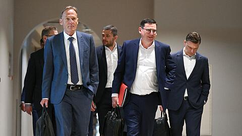 Der DFL-Aufsichtsratsvorsitzende Hans-Joachim Watzke (l) auf dem Weg zur Mitgliederversammlung.