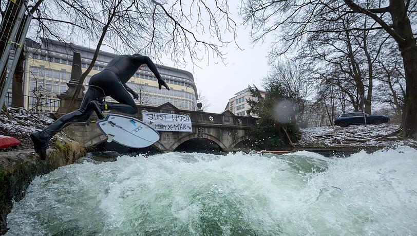 Ein Weihnachtswunder? Auf dem Eisbach wird wieder gesurft.