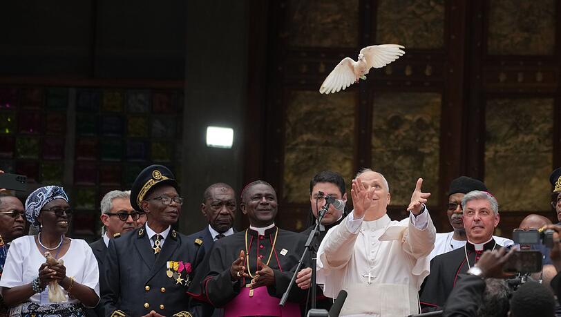 Leo ist seit Mai vergangenen Jahres Oberhaupt von weltweit 1,4 Milliarden Katholiken. In Bamenda lässt er eine weiße Taube fliegen. Leo ist seit Mai vergangenen Jahres Oberhaupt von weltweit 1,4 Milliarden Katholiken. In Bamenda lässt er eine weiße Taube fliegen.