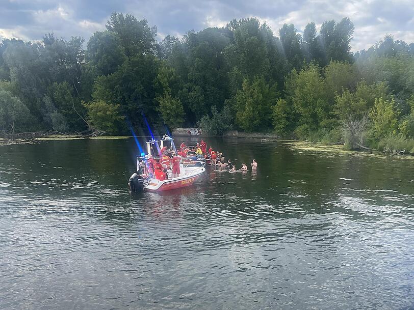 Rettungseinsatz nach Sprung ins Wasser am Wannsee in Berlin.