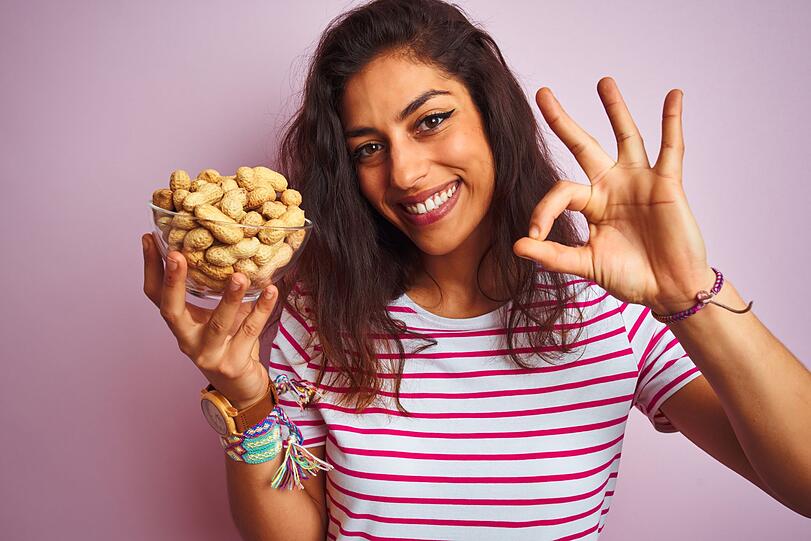 So stehen bei N&uuml;ssen auch Vitamine, Spurenelemente, Ballaststoffe und Eiwei&szlig; auf der Inhaltsliste. Doch vor allem bei fettreichen N&uuml;ssen gilt: Eine Handvoll pro Tag (25 Gramm) ist ausreichend. Als Tipp f&uuml;r Sportler: Cashewkerne, Erdn&uuml;sse und Mandeln enthalten mehr hochwertiges pflanzliches Protein als andere Sorten und bieten sich somit ideal als Eiwei&szlig;quelle f&uuml;r Muskelaufbau an.