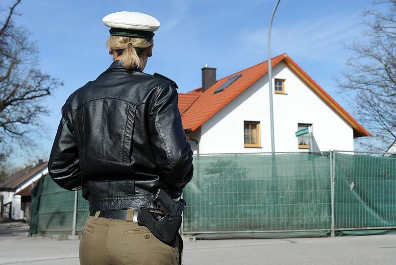Brutaler Doppelmord in Notzing bei Erding: Ein Ehepaar wurde tot im Garten verscharrt. Der 21-jährige Täter hat sich gestellt - er ist der Ex-Freund der Tochter.