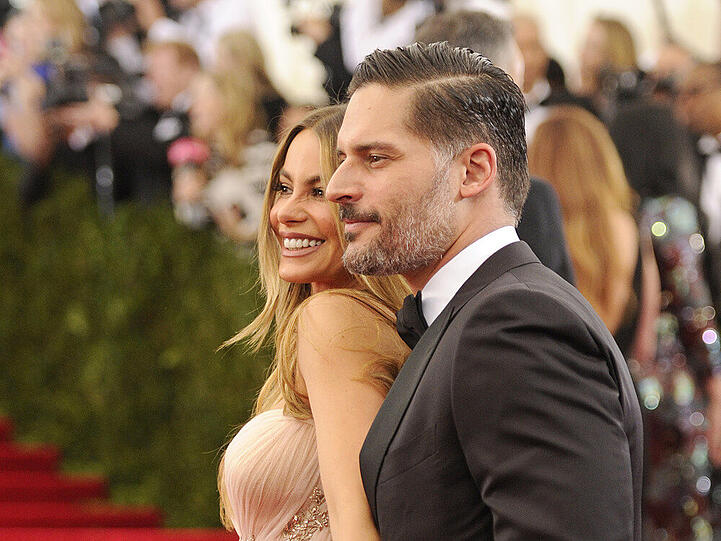 Sofia Vergara und Joe Manganiello scherzen auf dem roten Teppich der MET-Gala