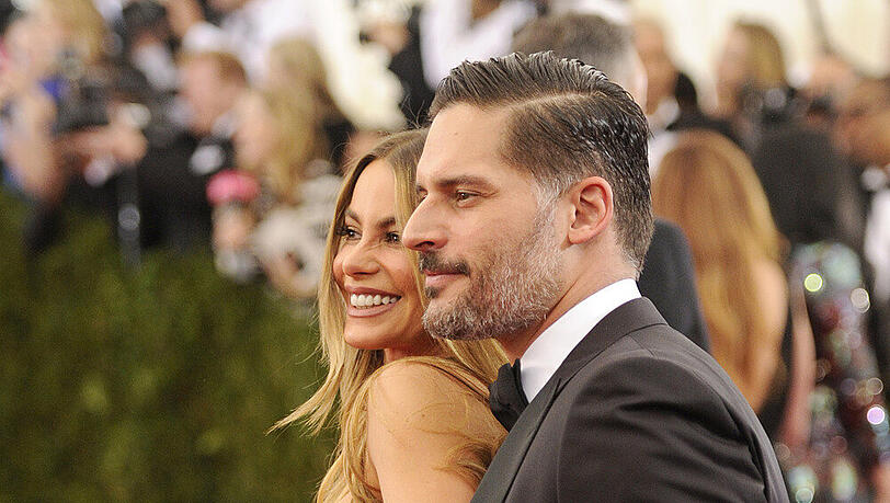 Sofia Vergara und Joe Manganiello scherzen auf dem roten Teppich der MET-Gala Sofia Vergara und Joe Manganiello scherzen auf dem roten Teppich der MET-Gala