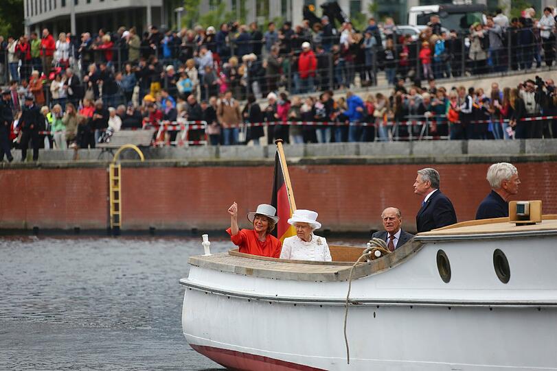 Queen Elizabeth II. und ihr Mann Prinz Philip fahren gemeinsam mit Bundespräsident Joachim Gauck und dessen Lebensgefährtin Daniela Schadt auf dem Boot "Ajax" auf der Spree entlang.