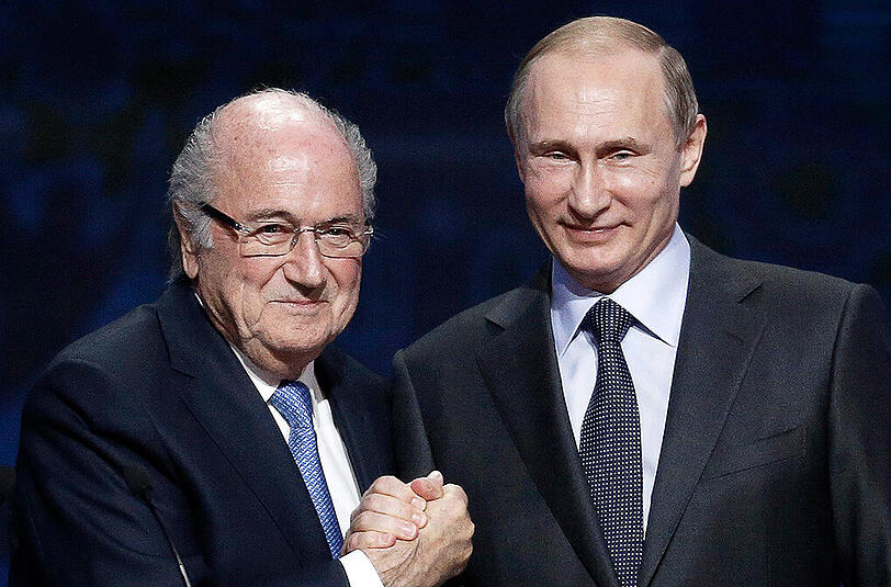 Zeigten am Wochenende in St. Petersburg demonstrativ Zusammenhalt. Der Noch-FIFA-Präsident Sepp Blatter (l.) und Russlands Staatschef Wladimir Putin.