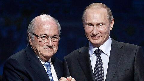 Zeigten am Wochenende in St. Petersburg demonstrativ Zusammenhalt. Der Noch-FIFA-Präsident Sepp Blatter (l.) und Russlands Staatschef Wladimir Putin.