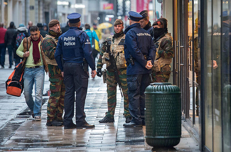 Militär und Polizei zeigen in Brüssel Präsenz, viele Geschäfte und Einrichtungen sind geschlossen. Es herrscht höchste Terror-Warnstufe in der belgischen Hauptstadt.