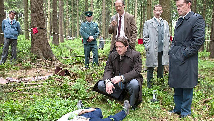 "Mord in Eberswalde": Kommissar Heinz Gödicke (Ronald Zehrfeld) und Stefan Witt (Florian Panzner) sollen gemeinsam den bestialischen Mord an zwei neunjährigen Jungen aufklären. "Mord in Eberswalde": Kommissar Heinz Gödicke (Ronald Zehrfeld) und Stefan Witt (Florian Panzner) sollen gemeinsam den bestialischen Mord an zwei neunjährigen Jungen aufklären.